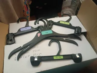 Lote de perchas de plástico negro