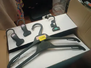 Lote de perchas de plástico negro