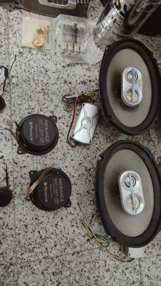 Equipo de Sonido Coche: 2 Subwoofers Infinity + Am