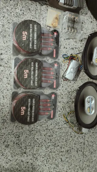 Equipo de Sonido Coche: 2 Subwoofers Infinity + Am