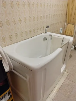 Vasca per anziani in acrilico e metallo