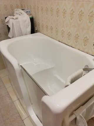 Vasca per anziani in acrilico e metallo