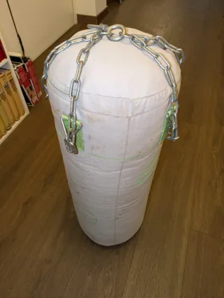 Saco de boxeo con cadenas