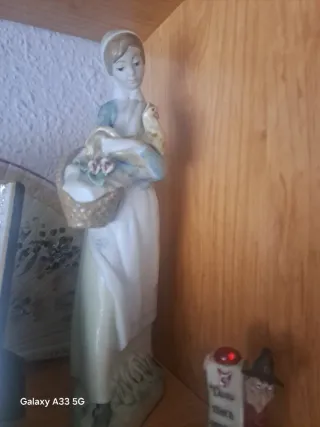 Figura de porcelana mujer con cesta