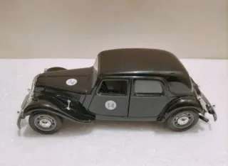 Citroen 15 CV Bburago 1/24