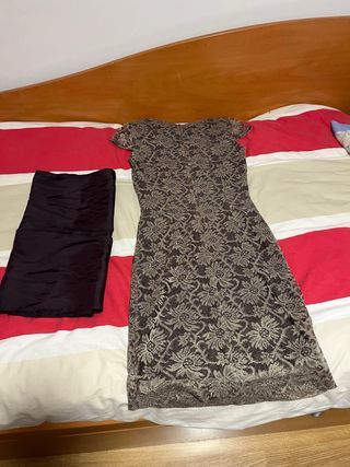 Vestido de fiesta con chal marrón y dorado