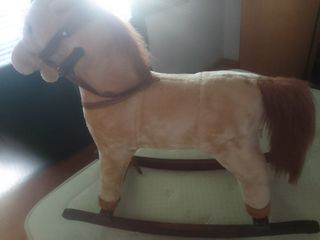 Caballo balancín peluche