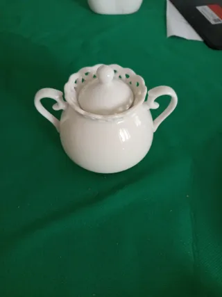 Zuccheriera in porcellana bianca