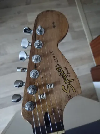 Guitarra Squier Fender fabricada por Luthier.