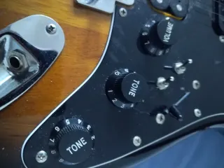 Guitarra Squier Fender fabricada por Luthier.