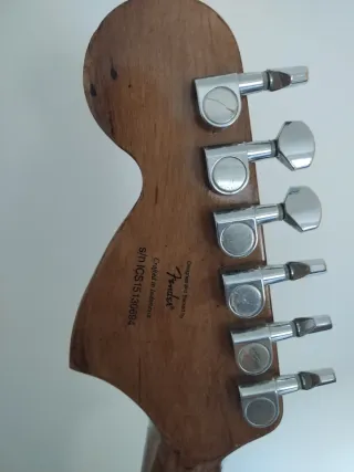 Guitarra Squier Fender fabricada por Luthier.