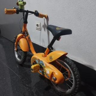 Bici infantil naranja con diseño de cocodrilo