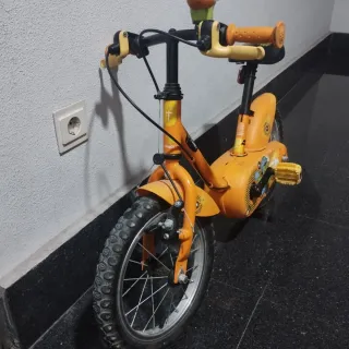 Bici infantil naranja con diseño de cocodrilo