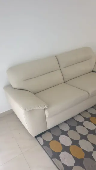 Sofá de piel beige de 3 plazas