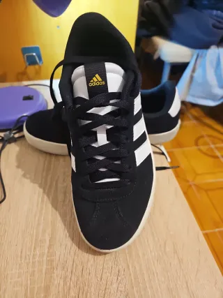 Zapatillas Adidas Negras y Blancas