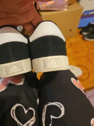 Zapatillas Adidas Negras y Blancas