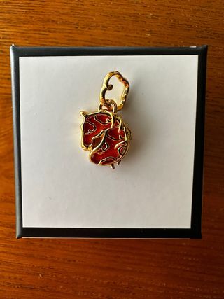 Charm Caballo Bridgerton Dorado y Rojo