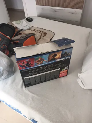 Caja PlayStation 5 regalo en persona