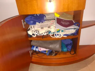 Mueble recibidor curvo con estantes tono cerezo