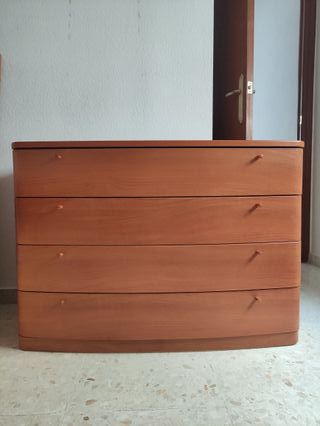 Cómoda, mesillas de madera y cama