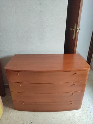 Cómoda, mesillas de madera y cama