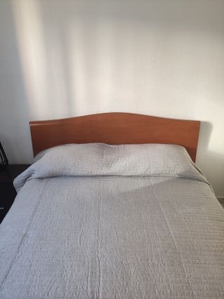 Cómoda, mesillas de madera y cama