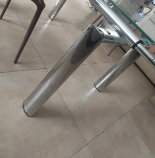 Tavolo in vetro con piedi in metallo