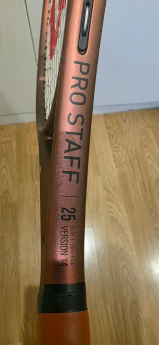 Raqueta de Tenis Wilson. Tamaño 25. 235gr