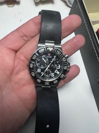 Reloj Victorinox Cronógrafo Negro y Plateado