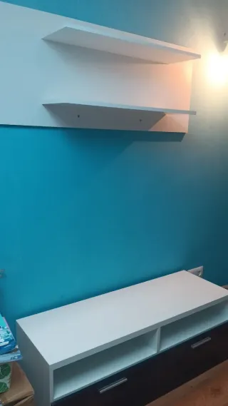 Estantería de pared blanca y azul