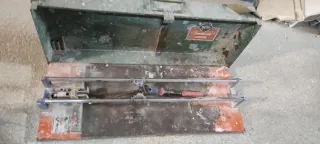 Cortadora de baldosas Rubi con maletín metálico