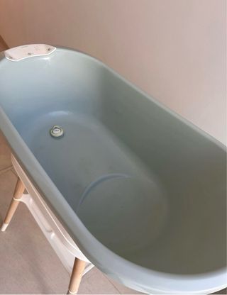 Bañera infantil verde con soporte