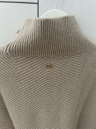 Jersey Armani sin mangas cuello alto beige