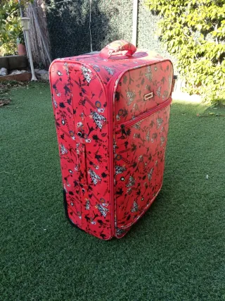 Maleta de viaje con ruedas y estampado juvenil