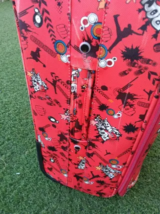 Maleta de viaje con ruedas y estampado juvenil