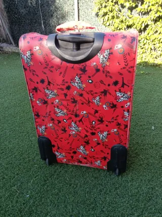 Maleta de viaje con ruedas y estampado juvenil