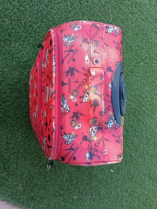 Maleta de viaje con ruedas y estampado juvenil