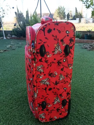Maleta de viaje con ruedas y estampado juvenil