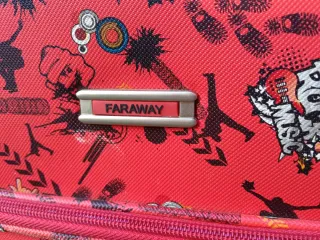 Maleta de viaje con ruedas y estampado juvenil