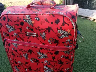 Maleta de viaje con ruedas y estampado juvenil