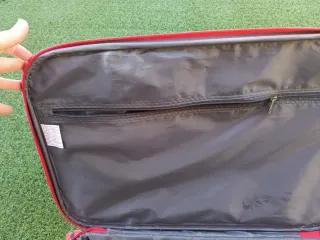 Maleta de viaje con ruedas y estampado juvenil