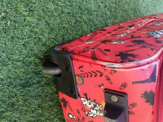 Maleta de viaje con ruedas y estampado juvenil