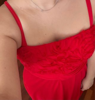 Vestido de fiesta rojo con flores