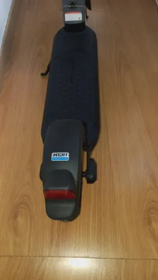 Monopatín eléctrico negro