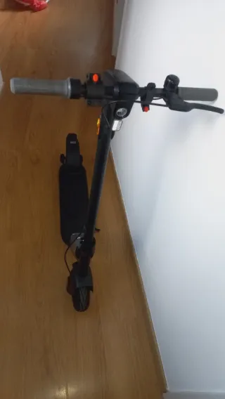 Monopatín eléctrico negro