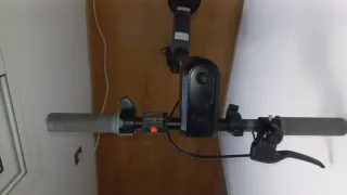 Monopatín eléctrico negro