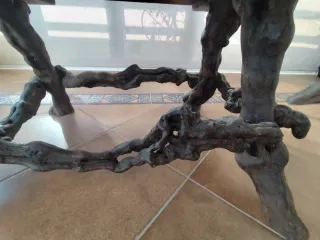 Mesa de madera con patas de viñedo.Traida de Suiza