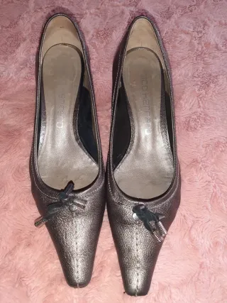 Zapatos de piel dorados talla 40