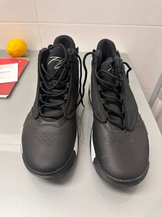 Zapatillas Jordan Negras y Blancas