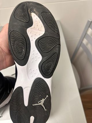 Zapatillas Jordan Negras y Blancas